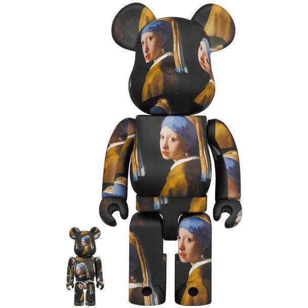 Bearbrick sæt featuring Johannes Vermeer's Girl with a Pearl Earring design in 400% & 100% sizes.